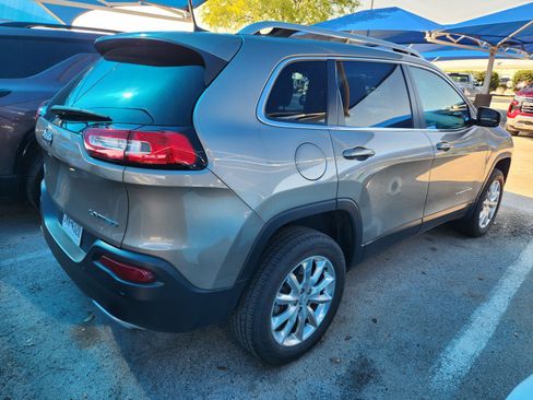 Used 2017 Jeep Cherokee Limited w/ Luxury Group AWD/4WD image 4