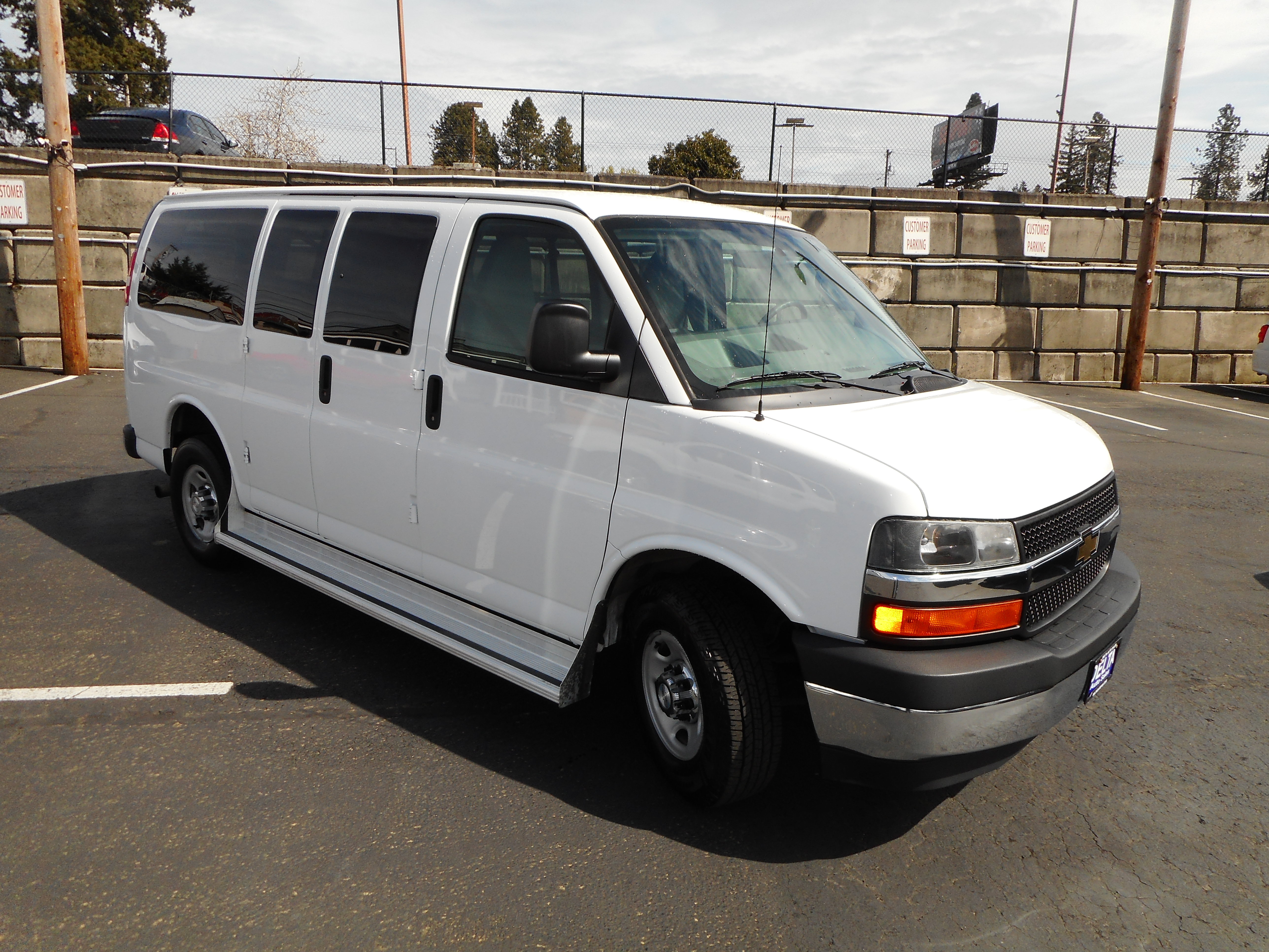 Used 2017 Chevrolet Express 3500 LT w/ LT Preferred Equipment Group RWD image 5