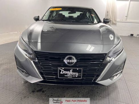 Used 2025 Nissan Altima 2.5 SV FWD image 2