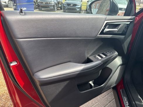 Used 2024 Mitsubishi Outlander SE image 16