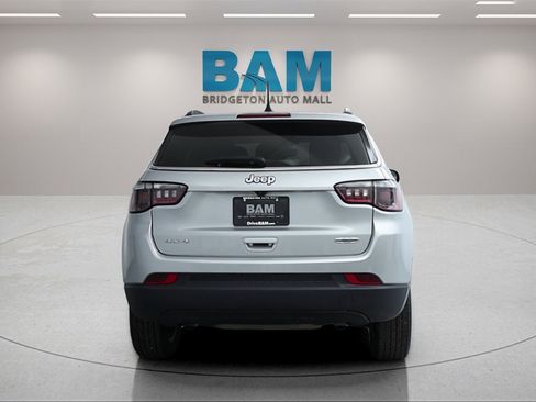 Used 2024 Jeep Compass Latitude image 5