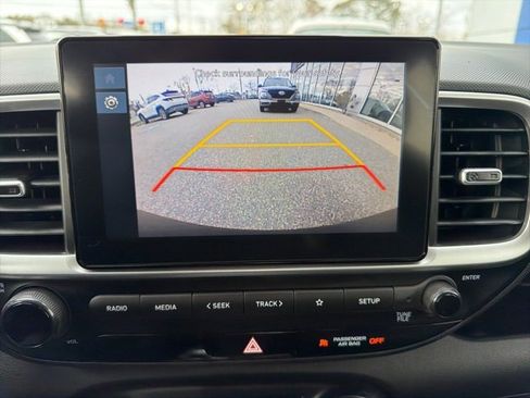 Certified 2025 Hyundai Venue SE image 24