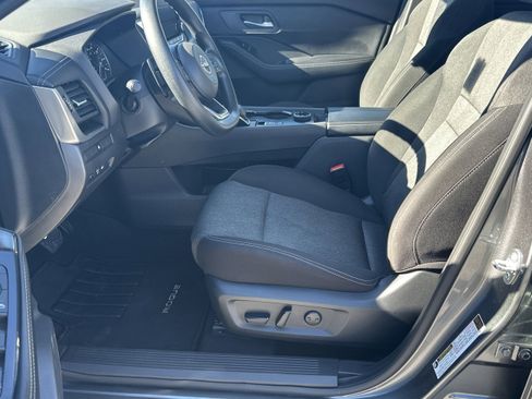 Used 2024 Nissan Rogue SV image 9