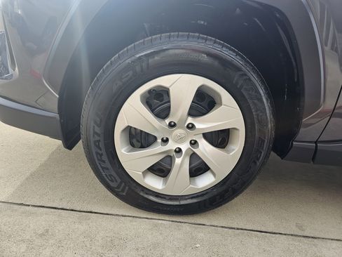 Used 2019 Toyota RAV4 LE image 9