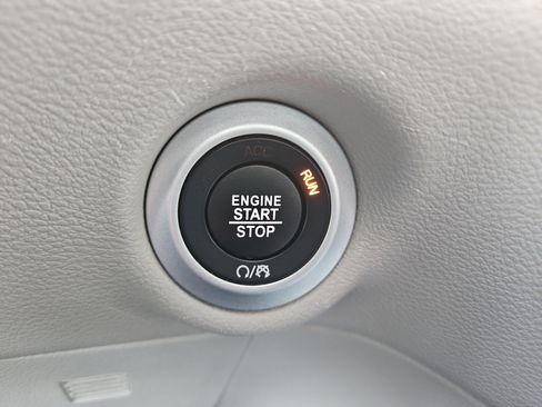 Used 2024 Chrysler Pacifica Touring-L image 30