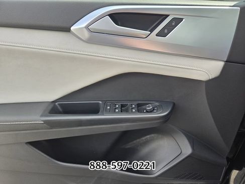 Used 2025 Volkswagen Taos SE FWD image 31