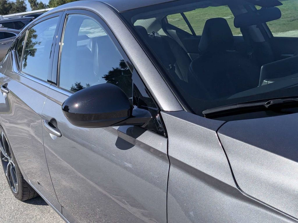 Used 2025 Nissan Altima 2.5 SR FWD image 10