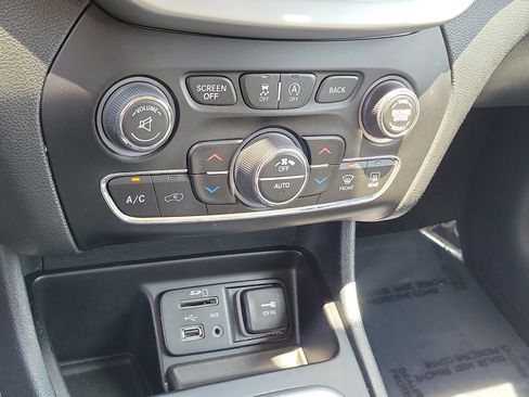Used 2016 Jeep Cherokee Limited FWD image 28