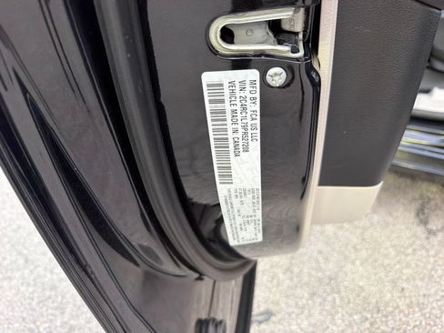 Used 2023 Chrysler Pacifica Touring-L FWD image 7