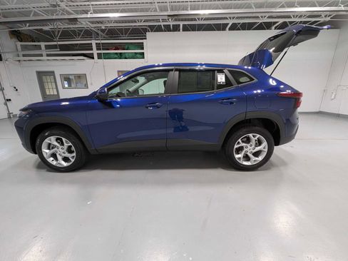 Used 2024 Chevrolet Trax LS w/ LS Convenience Package image 12