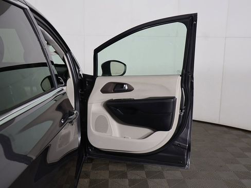 Used 2023 Chrysler Voyager LX FWD image 17