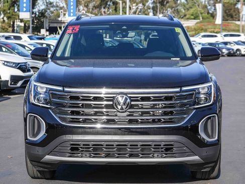 Used 2025 Volkswagen Atlas SE w/ Panoramic Sunroof Package FWD image 2