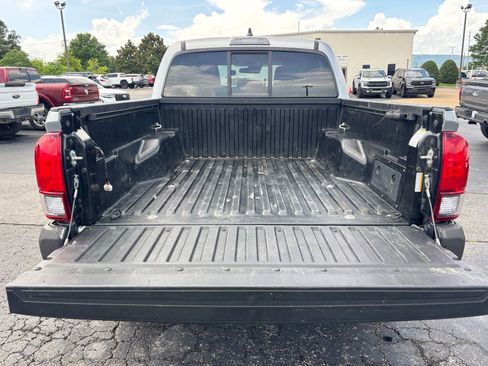 Used 2020 Toyota Tacoma SR AWD/4WD image 13