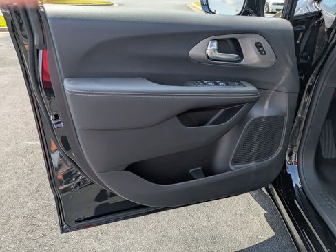 New 2025 Chrysler Pacifica Select w/ Fav Edition Package image 10