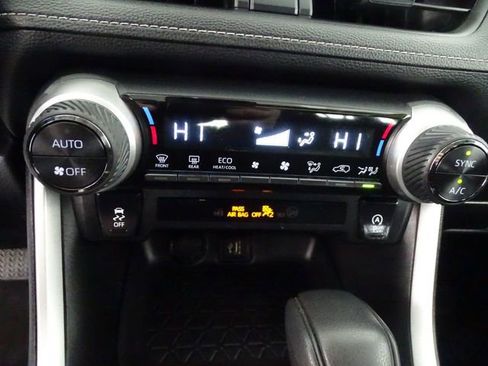 Used 2024 Toyota RAV4 XLE AWD/4WD image 12