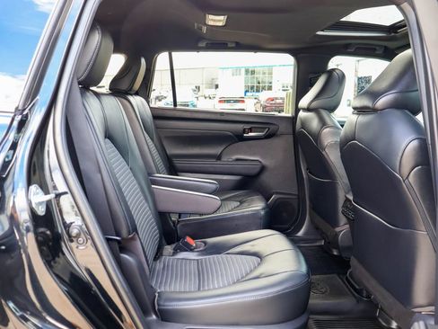 Used 2023 Toyota Highlander XSE FWD image 12