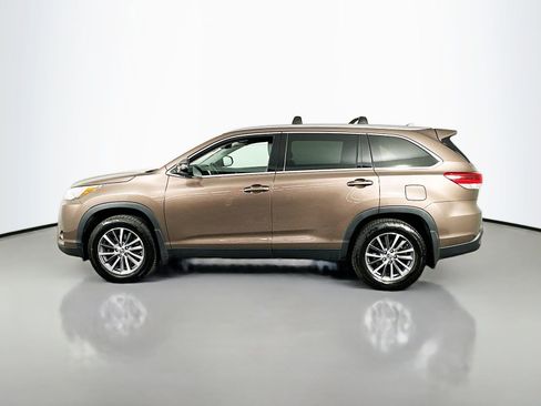Used 2019 Toyota Highlander XLE AWD/4WD image 4
