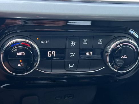 Used 2025 Chevrolet Trax LT FWD image 22