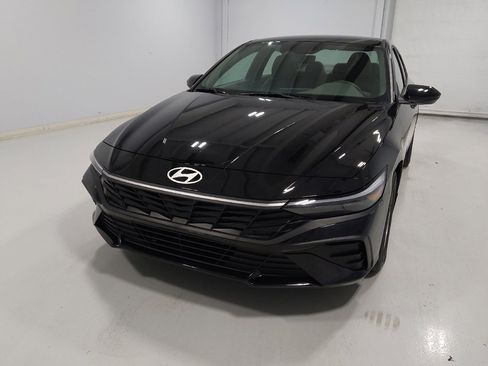 Used 2025 Hyundai Elantra SE image 15