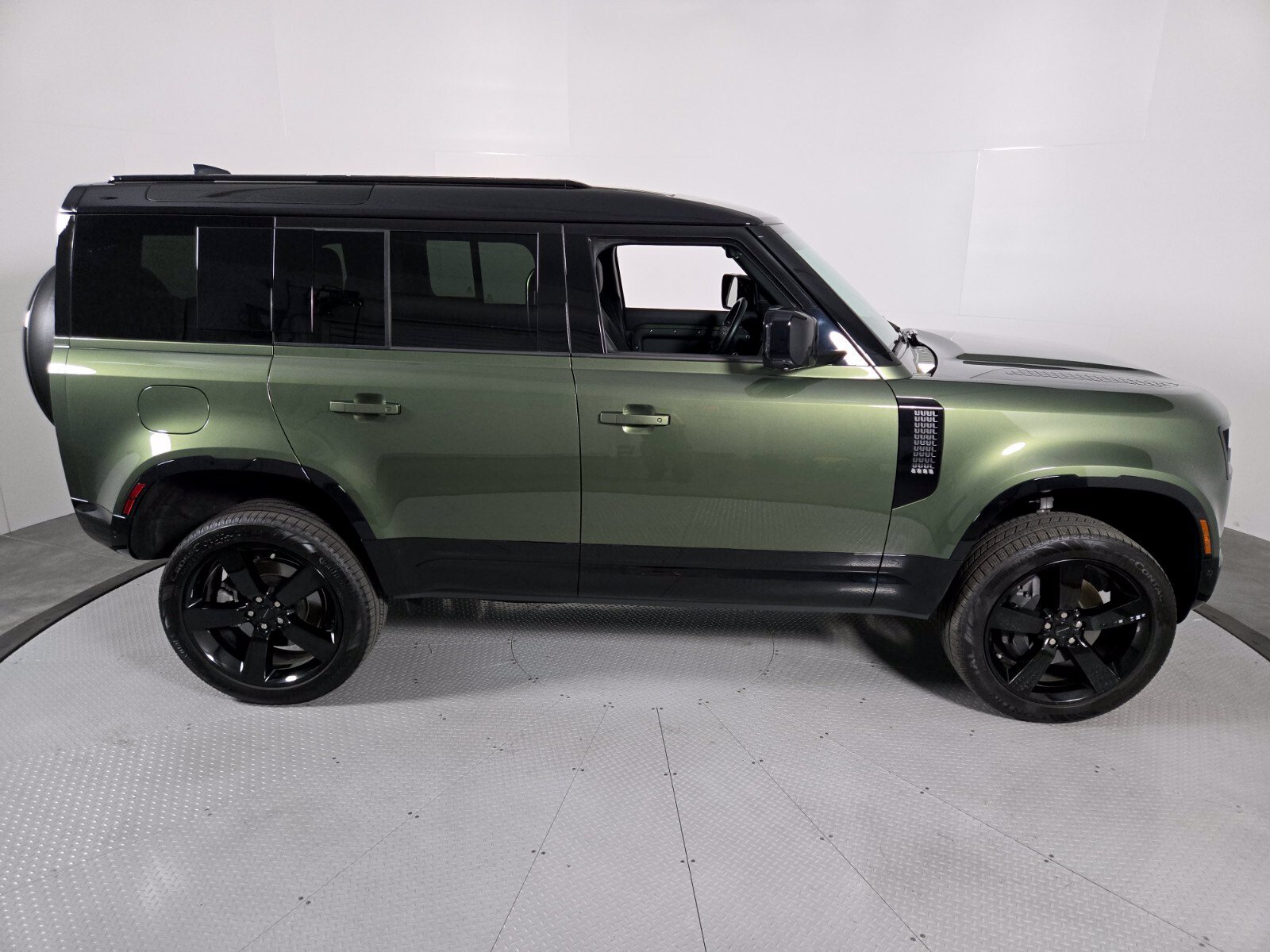 Used 2026 Land Rover Defender 110 X-Dynamic SE AWD/4WD image 6