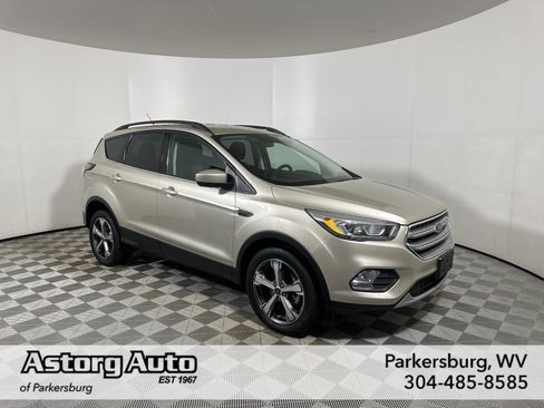 Used 2017 Ford Escape SE w/ Equipment Group 201A image 1
