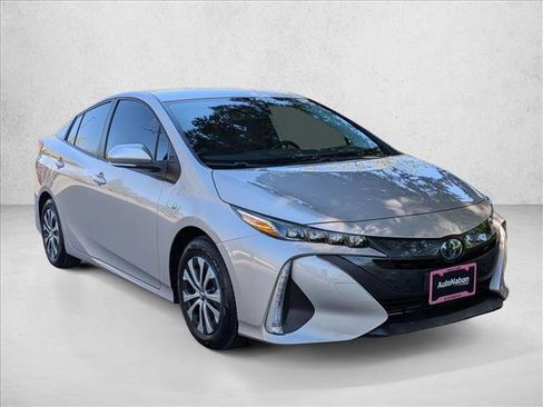 Used 2022 Toyota Prius Prime LE image 3