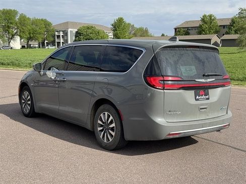 Used 2022 Chrysler Pacifica Touring-L FWD image 5