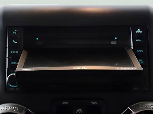 Used 2018 Jeep Wrangler Unlimited Rubicon w/ Connectivity Group image 21