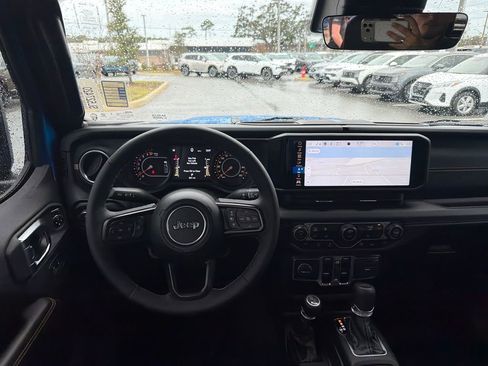 Used 2025 Jeep Gladiator Sport w/ Premium Package image 21