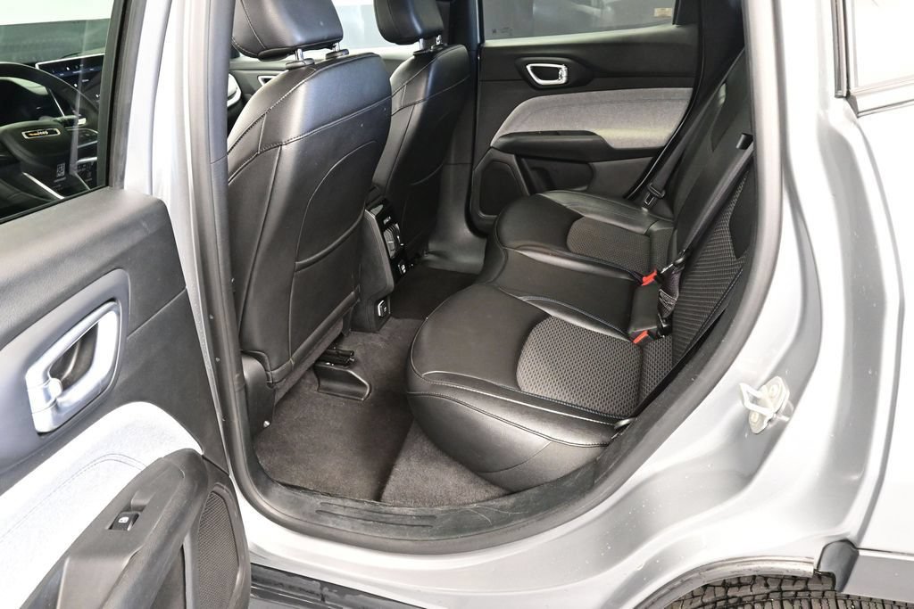 Used 2024 Jeep Compass Latitude AWD/4WD image 16