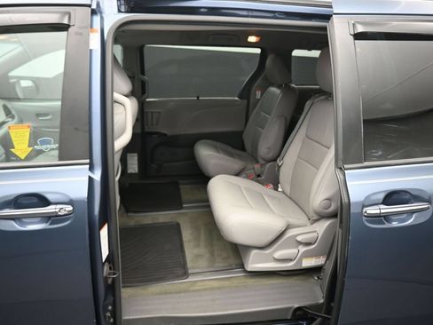 Used 2016 Toyota Sienna XLE FWD image 28