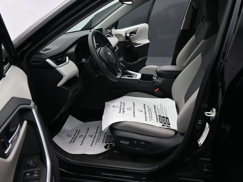 Used 2025 Toyota RAV4 XLE AWD/4WD image 17