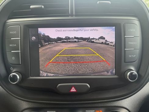 Used 2025 Kia Soul LX w/ LX Technology Package FWD image 32