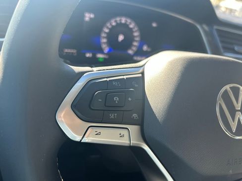 Used 2022 Volkswagen Tiguan SE image 21