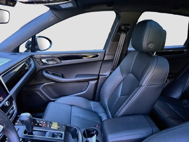 Certified 2026 Porsche Macan AWD/4WD image 26