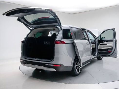 Used 2022 Kia Carnival EX FWD image 21