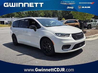 New 2026 Chrysler Pacifica Limited w/ Uconnect Theater Family Group