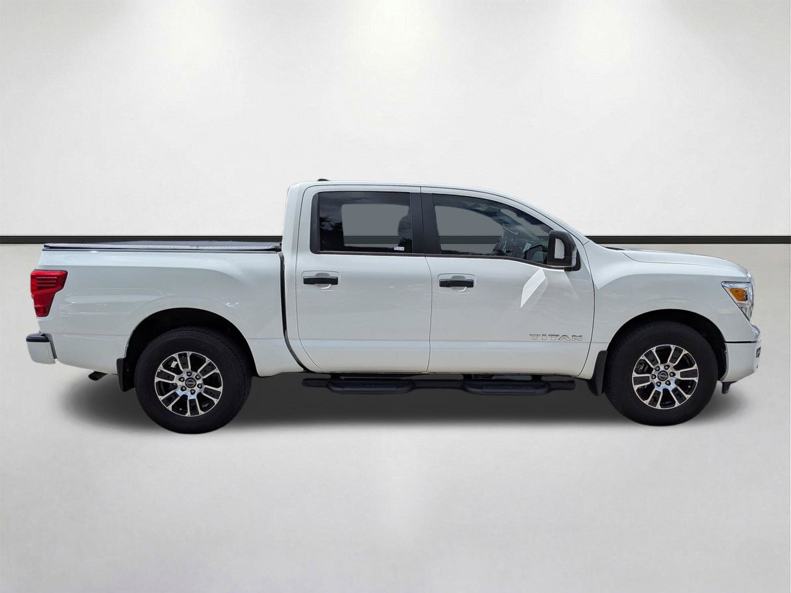 Used 2024 Nissan Titan SV w/ SV Convenience Package RWD image 3