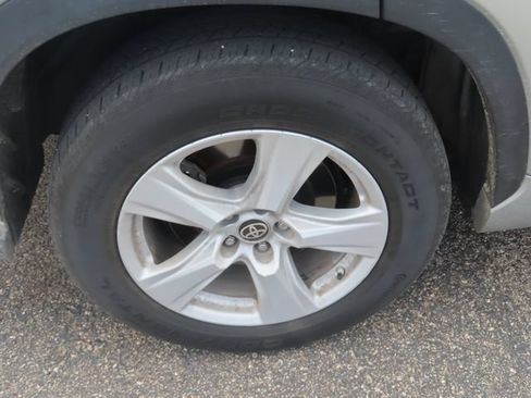 Used 2021 Toyota Highlander L FWD image 12