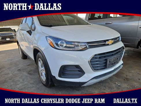 Used 2021 Chevrolet Trax LT w/ LT Convenience Package FWD image 1