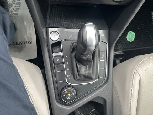 Used 2020 Volkswagen Tiguan SE w/ Panoramic Sunroof Package image 27