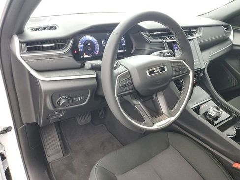Used 2025 Jeep Grand Cherokee Laredo X RWD image 19