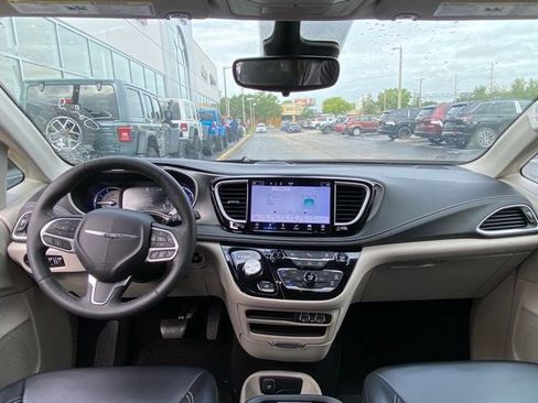 Used 2023 Chrysler Pacifica Touring-L image 16