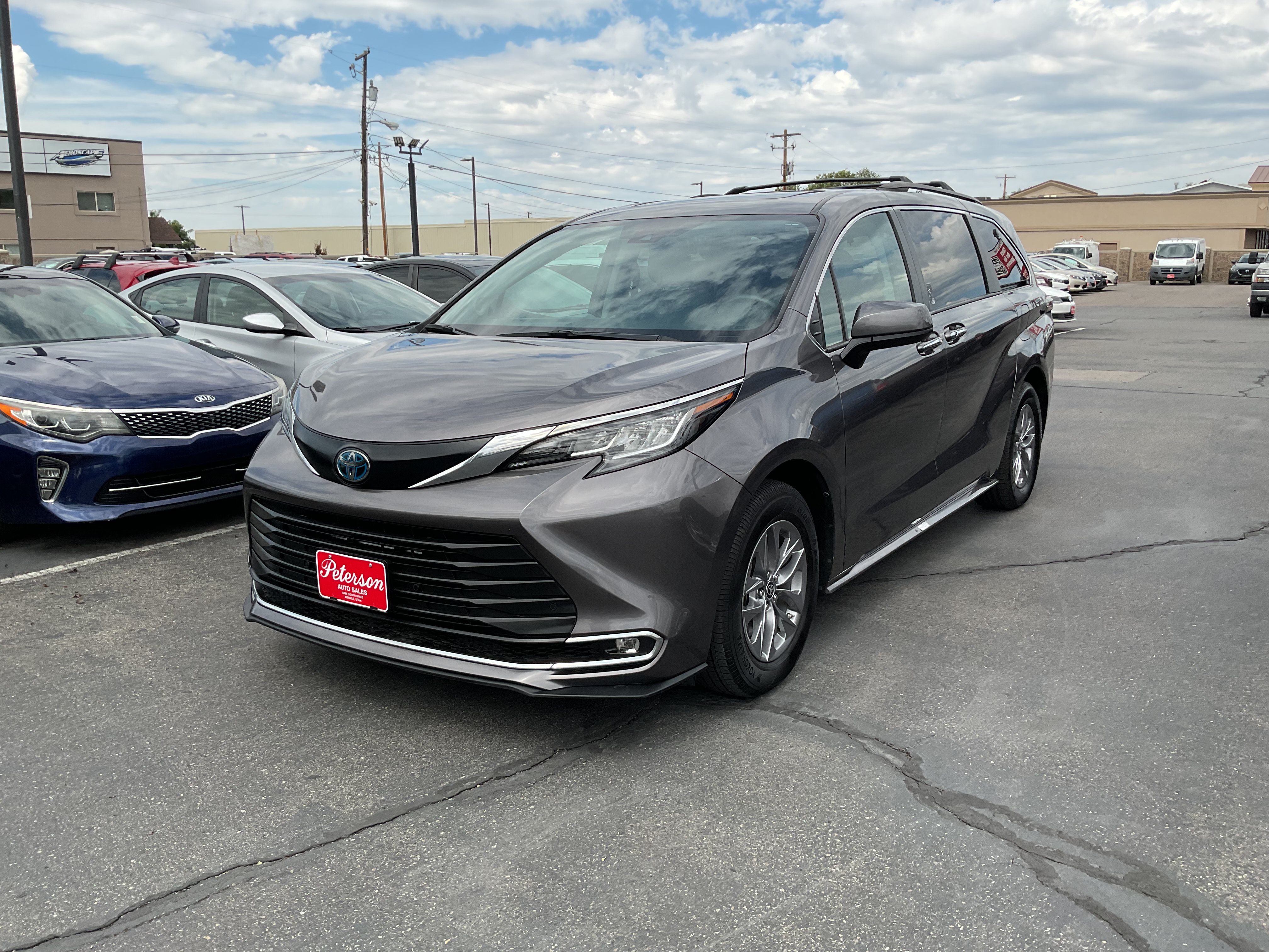 Used 2022 Toyota Sienna XLE w/ XLE Plus Package FWD image 2