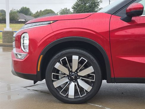 Used 2025 Mitsubishi Outlander SE image 28