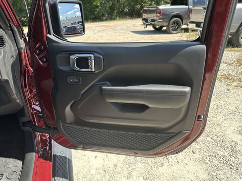 Used 2021 Jeep Gladiator Sport image 15