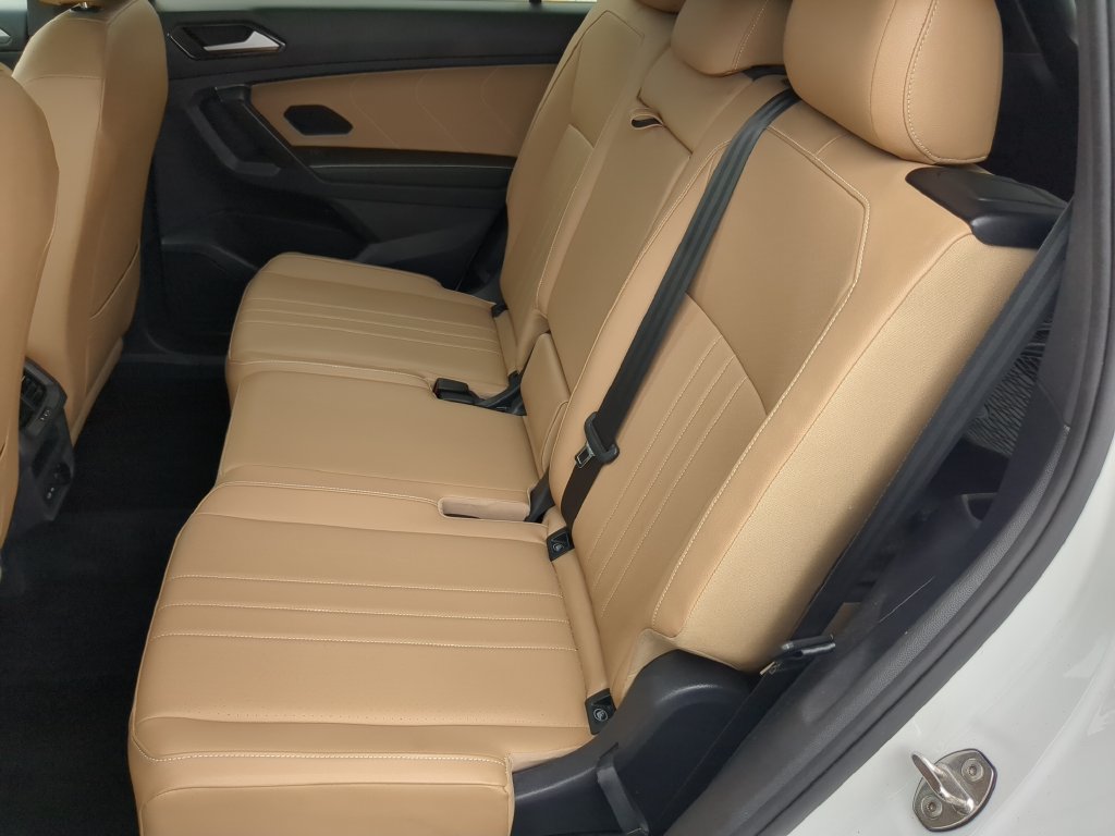 Certified 2023 Volkswagen Tiguan SE R-Line FWD image 16
