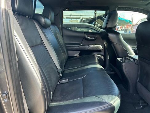 Used 2020 Toyota Tacoma TRD Sport image 32