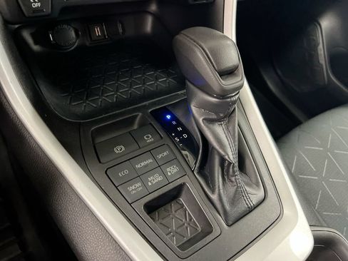 Used 2021 Toyota RAV4 XLE AWD/4WD image 17