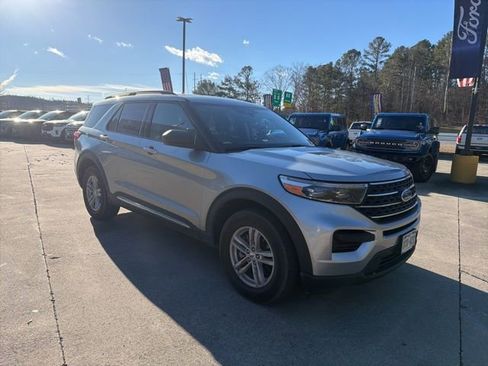 Used 2024 Ford Explorer XLT image 3